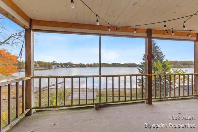 7093 Peninsula Drive NE, Rockford, MI 49341