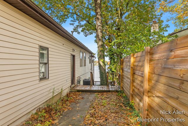 7093 Peninsula Drive NE, Rockford, MI 49341