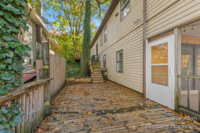 7093 Peninsula Drive NE, Rockford, MI 49341