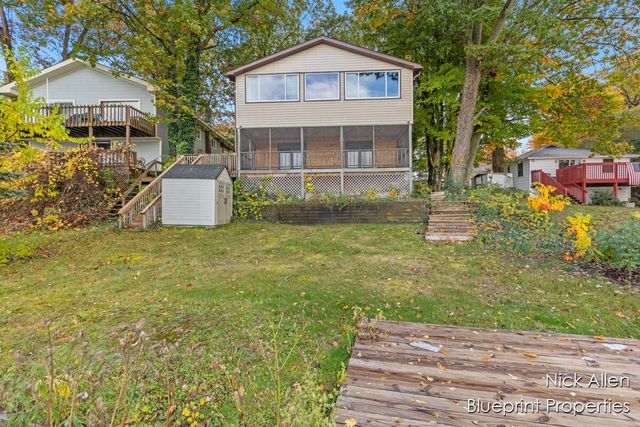 7093 Peninsula Drive NE, Rockford, MI 49341