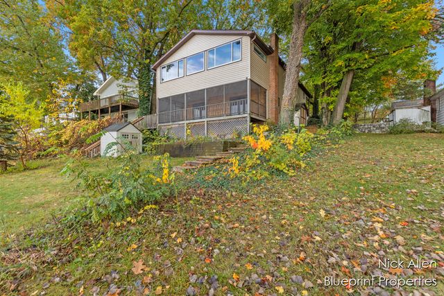 7093 Peninsula Drive NE, Rockford, MI 49341