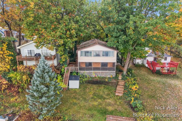 7093 Peninsula Drive NE, Rockford, MI 49341