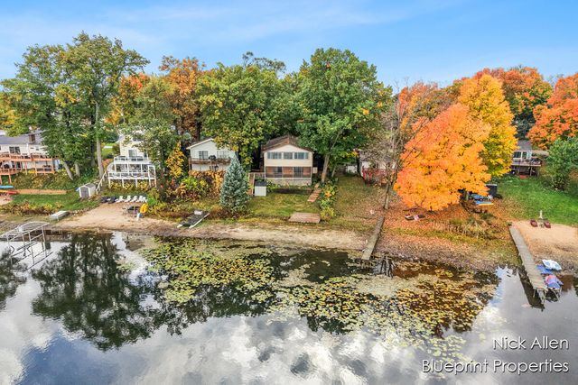 7093 Peninsula Drive NE, Rockford, MI 49341