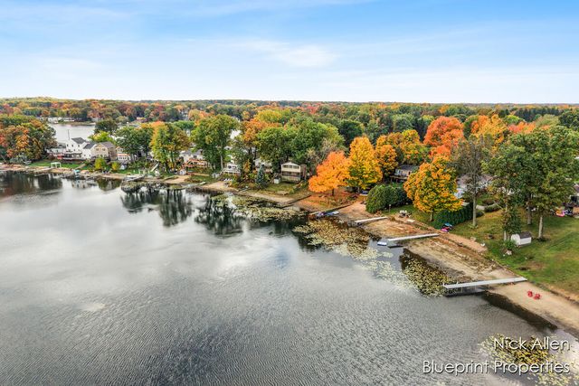 7093 Peninsula Drive NE, Rockford, MI 49341