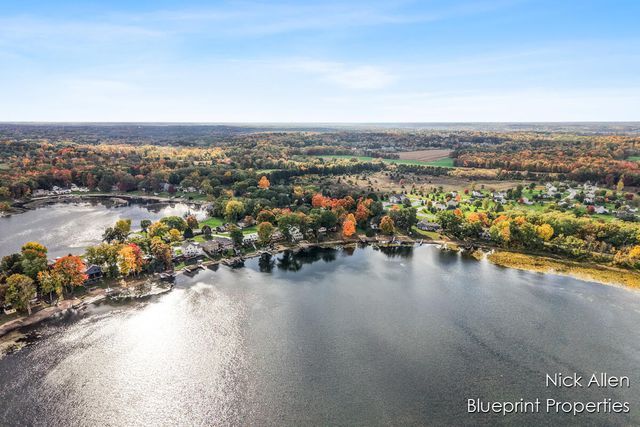 7093 Peninsula Drive NE, Rockford, MI 49341