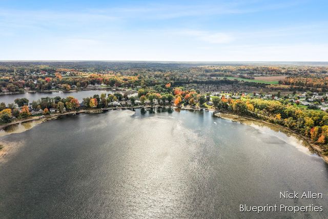 7093 Peninsula Drive NE, Rockford, MI 49341