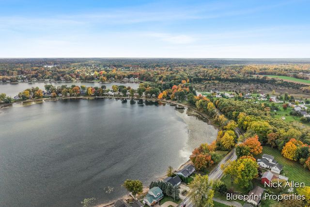 7093 Peninsula Drive NE, Rockford, MI 49341