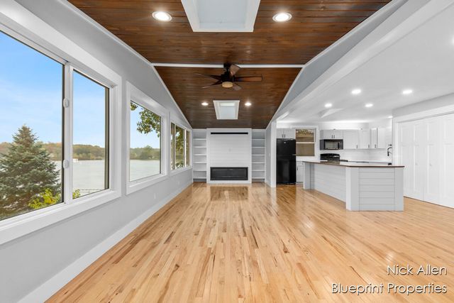 7093 Peninsula Drive NE, Rockford, MI 49341