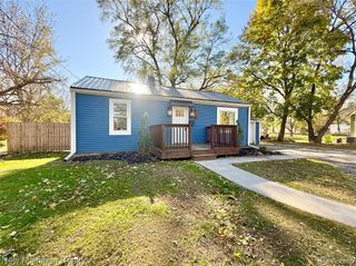 823 W Silver Lake Road, Fenton, MI 48430