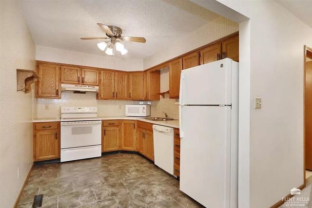 1614 Woodcrest, Manhattan, KS 66502