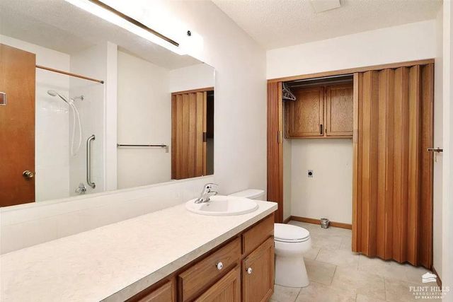 1614 Woodcrest, Manhattan, KS 66502