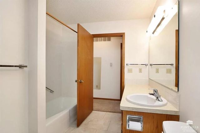 1614 Woodcrest, Manhattan, KS 66502