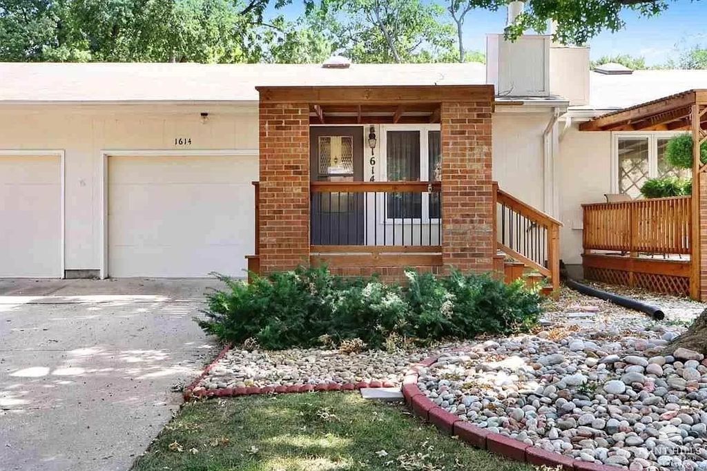 1614 Woodcrest, Manhattan, KS 66502
