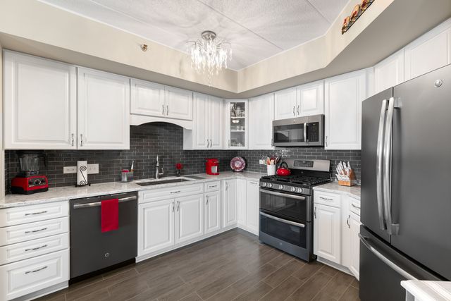 2240 S Grace Street 303, Lombard, IL 60148