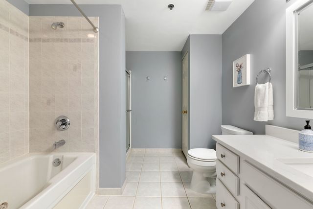 2240 S Grace Street 303, Lombard, IL 60148