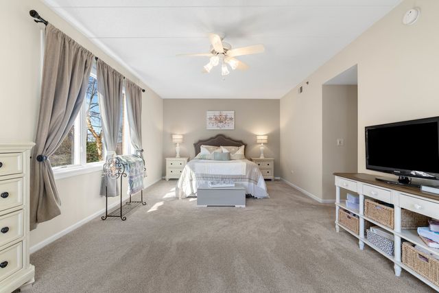 2240 S Grace Street 303, Lombard, IL 60148