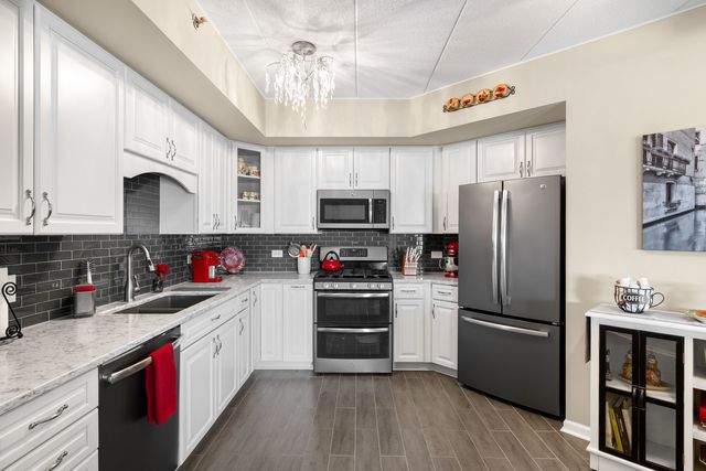 2240 S Grace Street 303, Lombard, IL 60148