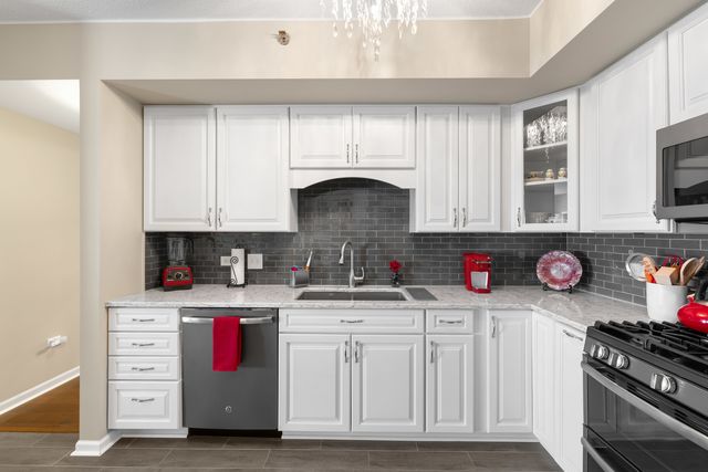 2240 S Grace Street 303, Lombard, IL 60148