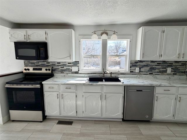 910 E Marion Street, Knoxville, IA 50138