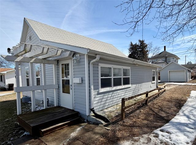 910 E Marion Street, Knoxville, IA 50138