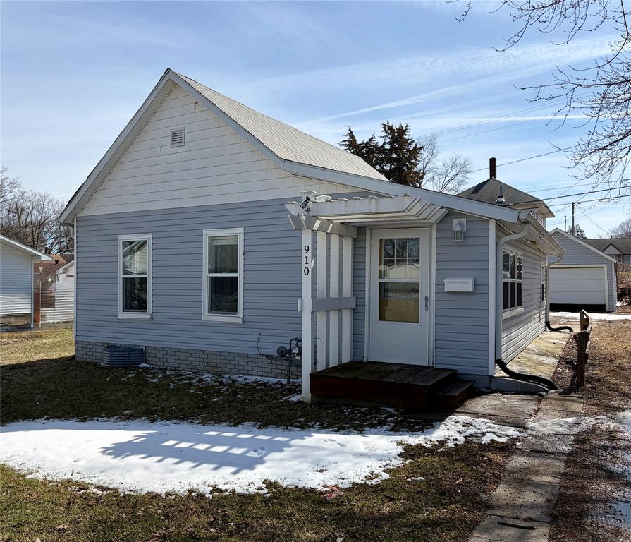 910 E Marion Street, Knoxville, IA 50138