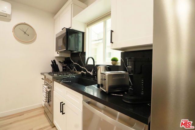 9040 Phyllis Avenue C, West Hollywood, CA 90069