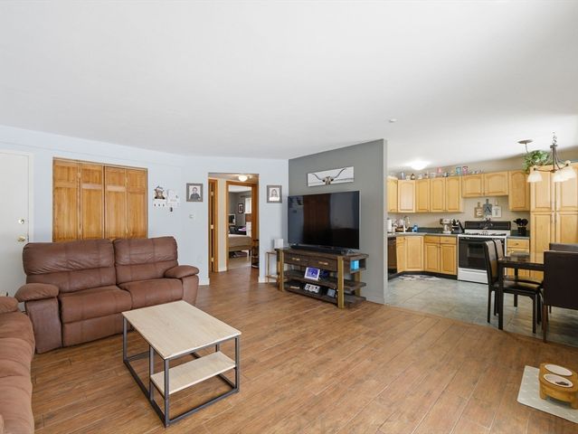 78 Edgelawn Ave 7, North Andover, MA 01845