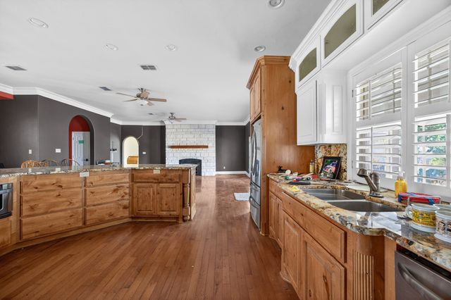 310 Oakhill Drive, Keene, TX 76059