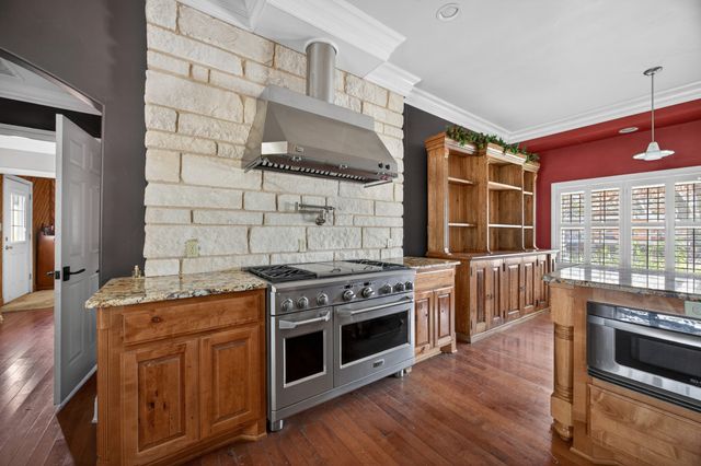 310 Oakhill Drive, Keene, TX 76059