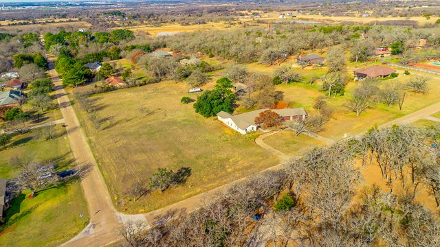 310 Oakhill Drive, Keene, TX 76059