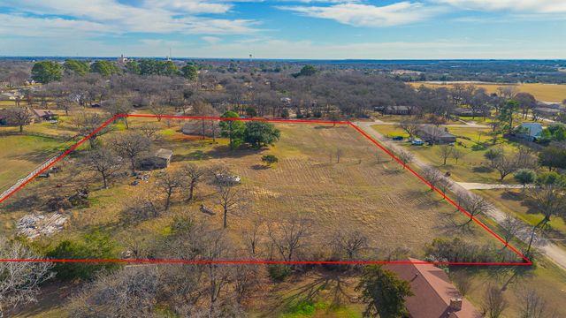 310 Oakhill Drive, Keene, TX 76059