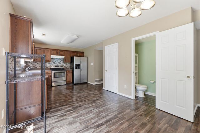 9712 Waterbrook Ct, Louisville, KY 40228