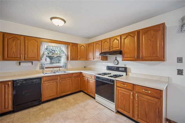 4102 E 25th Street, Des Moines, IA 50317