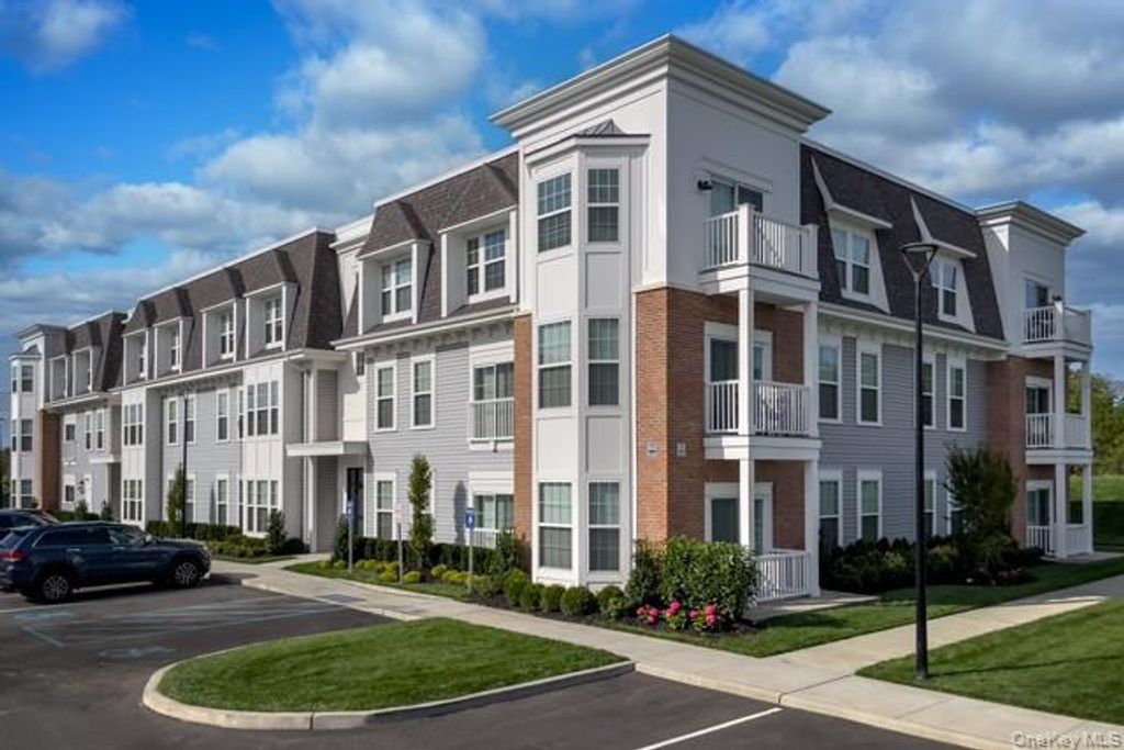 75 Circle Drive 92-206, Central Islip, NY 11722