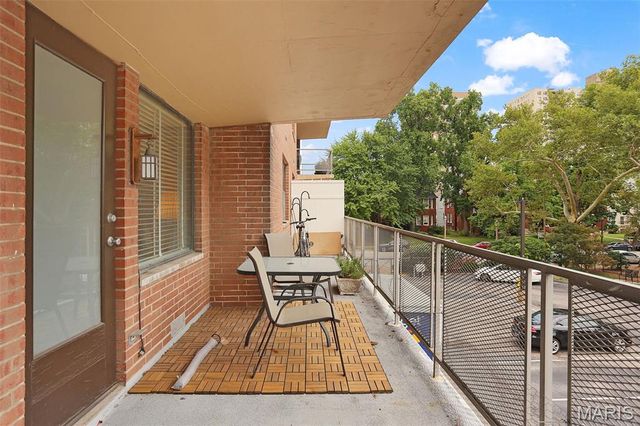 4466 W Pine Boulevard 2F, St Louis, MO 63108