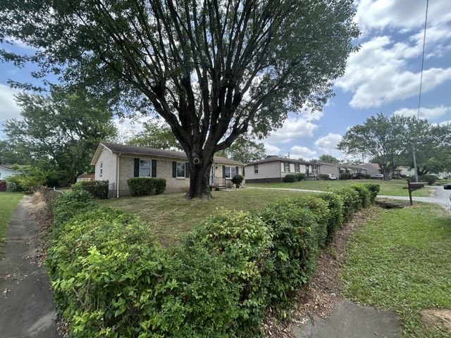 808 Goldcrest Dr, Springfield, TN 37172