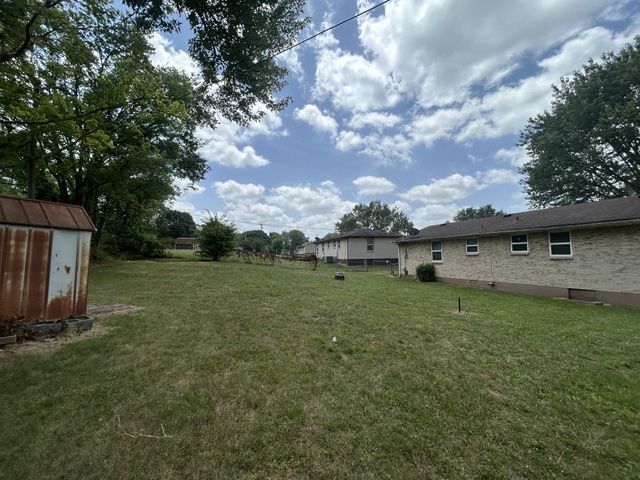 808 Goldcrest Dr, Springfield, TN 37172