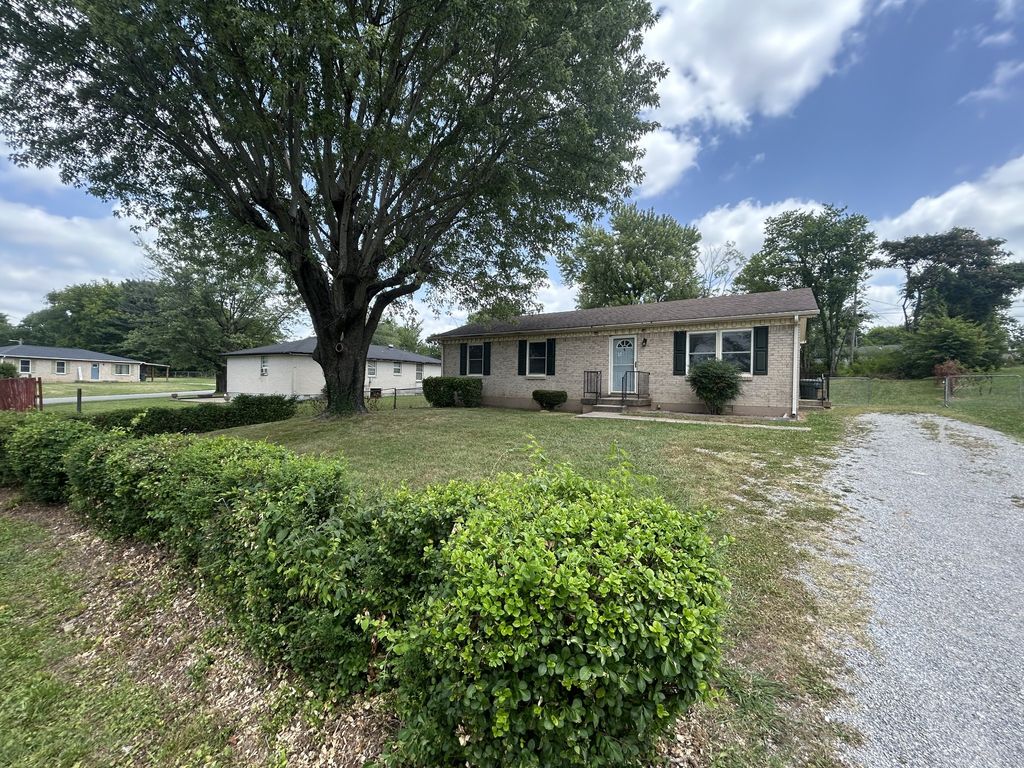 808 Goldcrest Dr, Springfield, TN 37172