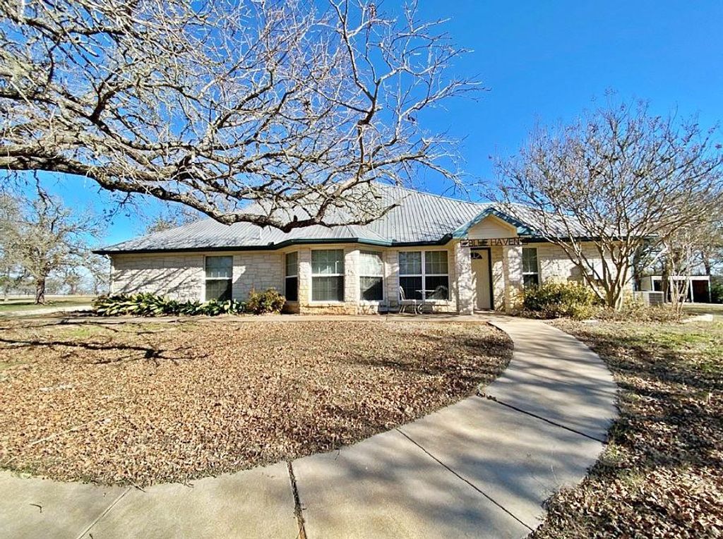 1036 Sherrill LN, Lexington, TX 78947