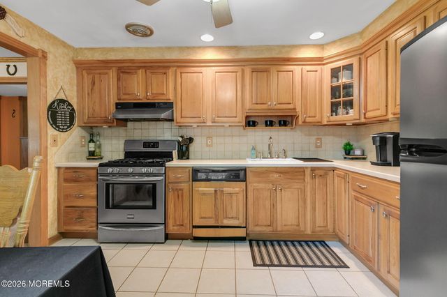 31 Bayberry Lane, Middletown, NJ 07748