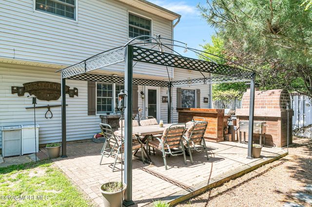 31 Bayberry Lane, Middletown, NJ 07748
