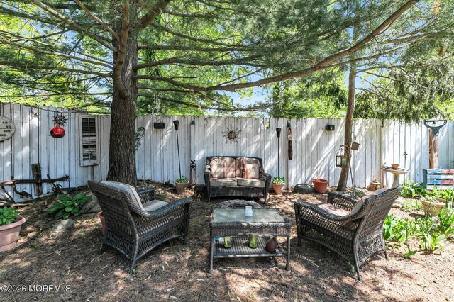 31 Bayberry Lane, Middletown, NJ 07748