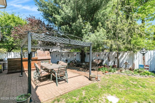 31 Bayberry Lane, Middletown, NJ 07748