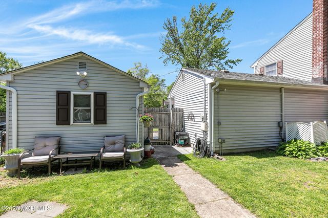 31 Bayberry Lane, Middletown, NJ 07748