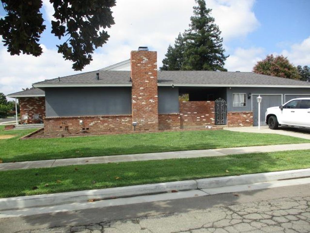 Image 3 of property listing at 1568 E Calimyrna Avenue, Fresno, CA 93710