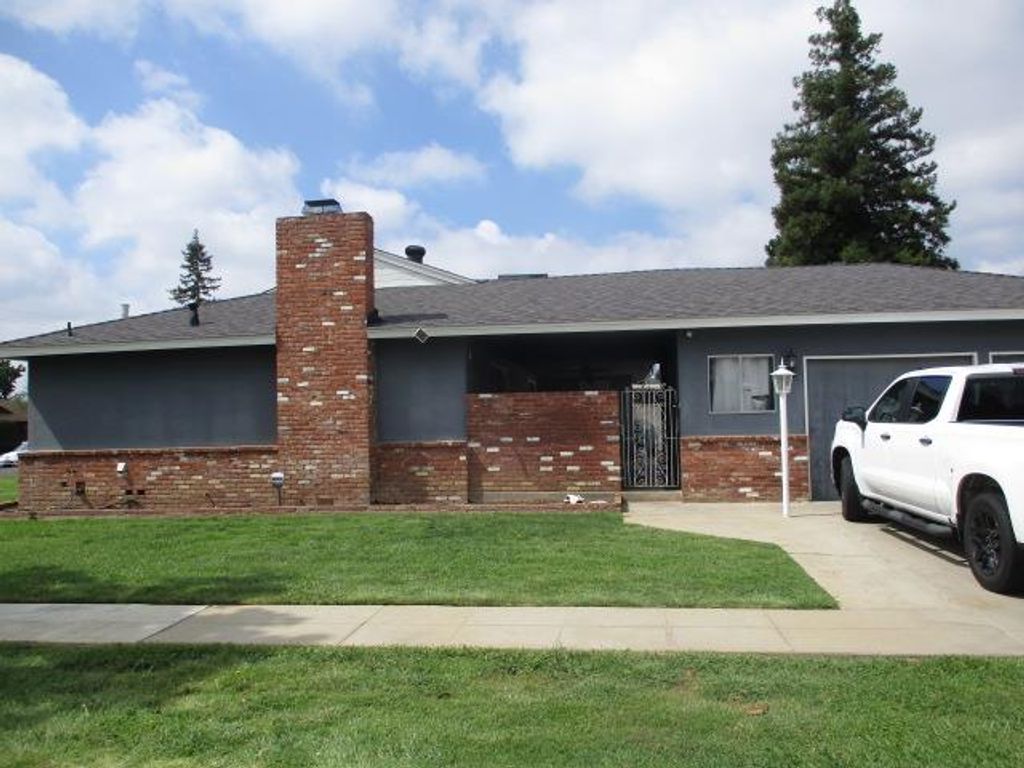 Image 4 of property listing at 1568 E Calimyrna Avenue, Fresno, CA 93710
