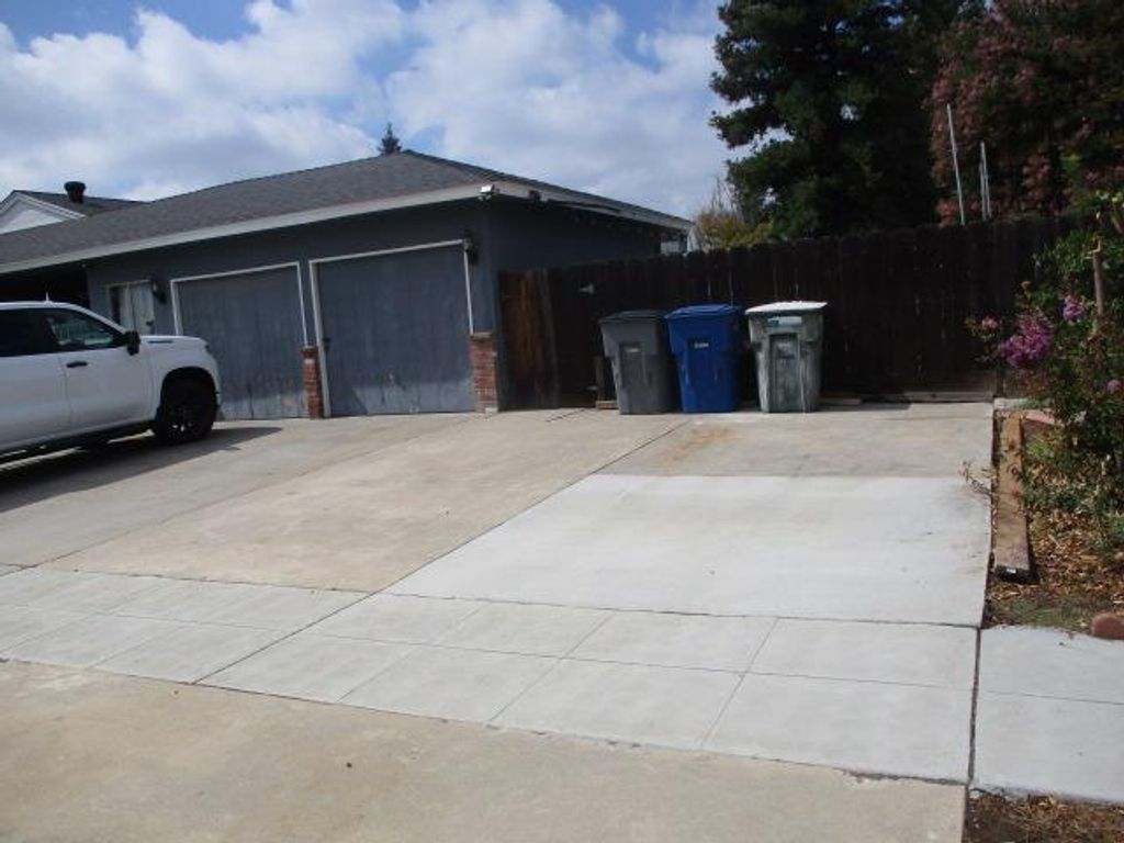 Image 5 of property listing at 1568 E Calimyrna Avenue, Fresno, CA 93710