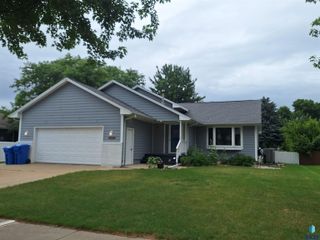 4304 E 37th St, Sioux Falls, SD 57103