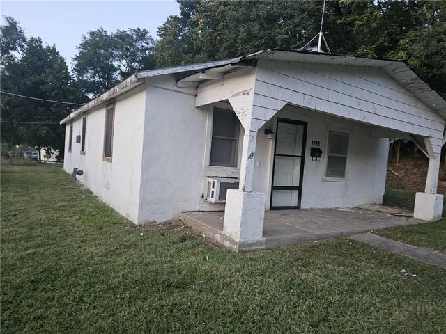 1205 6TH Avenue, St Joseph, MO 64505