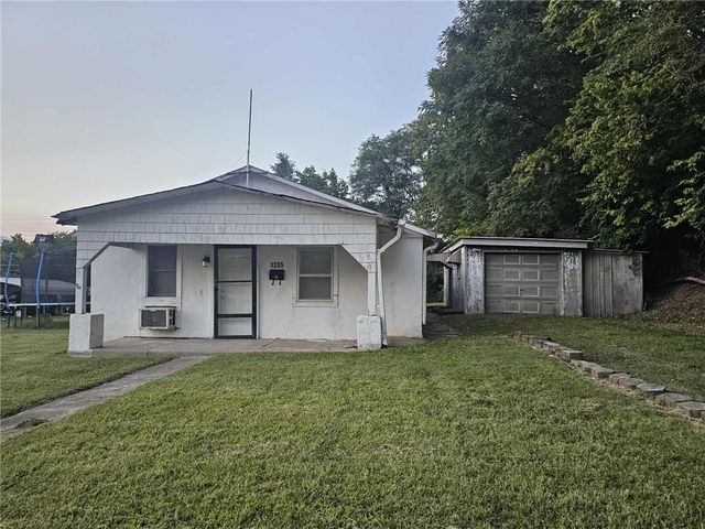 1205 6TH Avenue, St Joseph, MO 64505